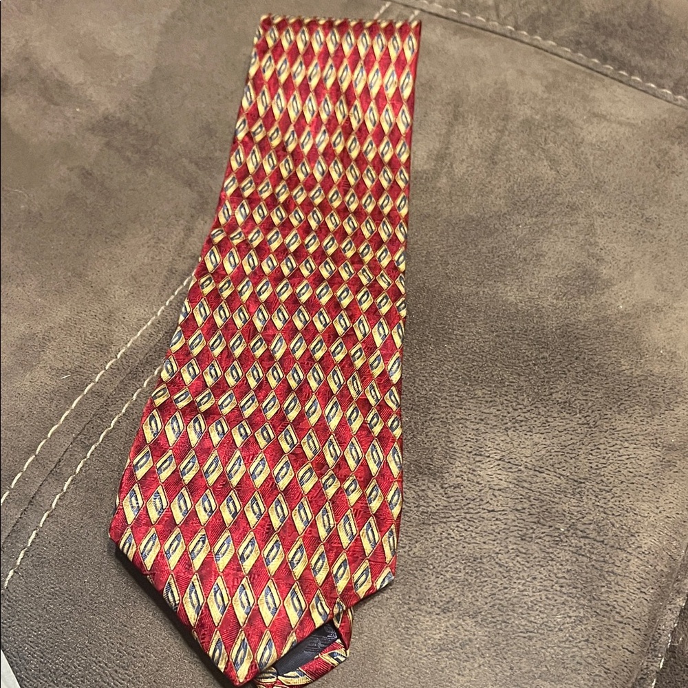 Roundtree & Yorke Red and Gold Patterned Tie